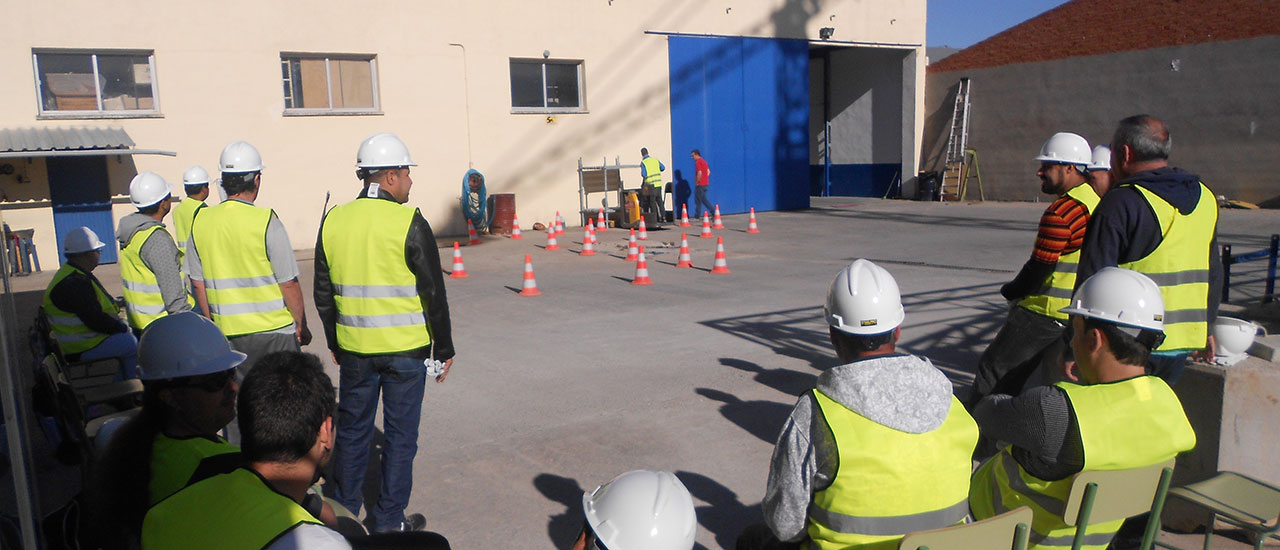 El pasado 29 de Mayo, las 16 personas que están participando en el curso de Auxiliar de Almacén del Movimiento por la Paz –MPDL- en Toledo tuvieron la oportunidad de recibir una sesión de trabajo a cargo de la empresa Leroy Merlin.