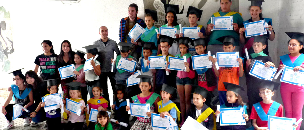 Los niños y niñas de la Escuela de Paz curso 2014-2015 se gradúan