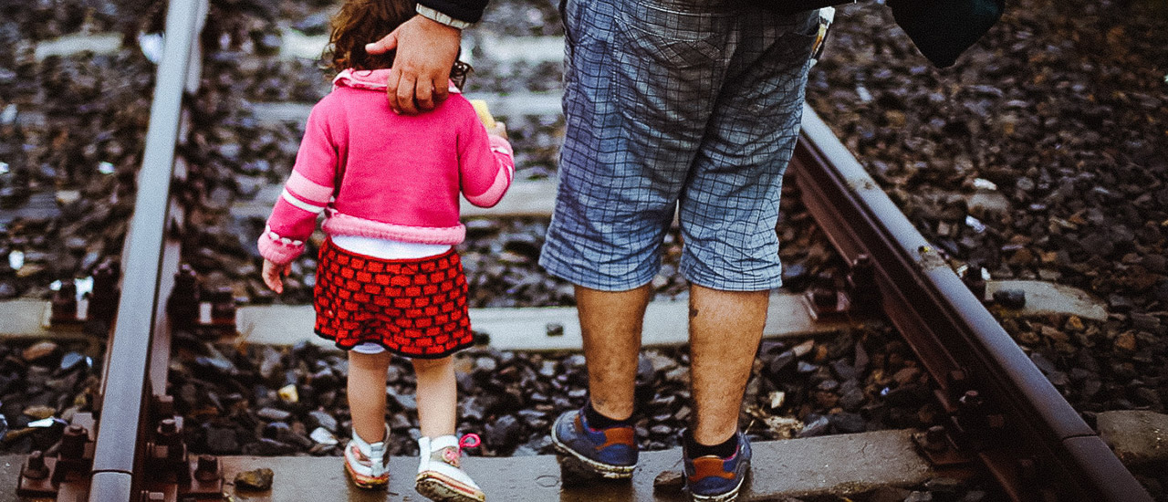 Mientras 10.000 niñas y niños están en paradero desconocido, Europa se plantea criminalizar a quienes asisten a la población refugiada